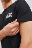 Close-up van de mouw van een zwart T-shirt met witte JACK & JONES-opdruk.