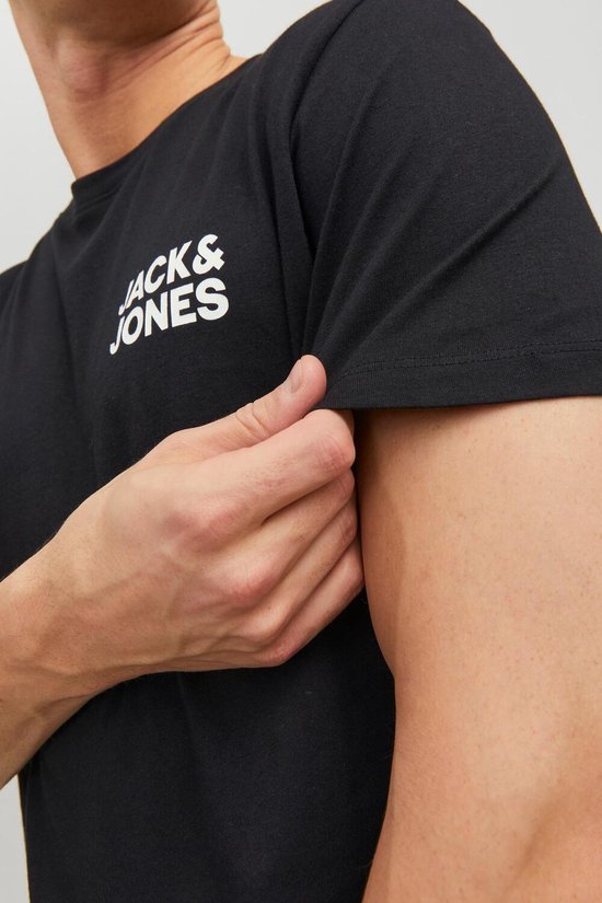 Close-up van de mouw van een zwart T-shirt met witte JACK & JONES-opdruk.