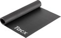 Zwarte Tacx fietstrainer mat, deels opgerold.