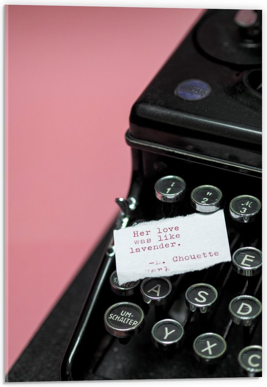 Acrylglas - Quote op Wit Papier Liggend op Zwarte Vintage Typemachine op Roze Achtergrond - 40x60 cm Foto op Acrylglas (Met Ophangsysteem)