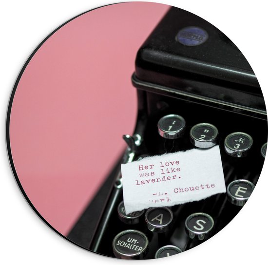Dibond Muurcirkel - Quote op Wit Papier Liggend op Zwarte Vintage Typemachine op Roze Achtergrond - 20x20 cm Foto op Aluminium Muurcirkel (met ophangsysteem)