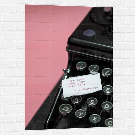 Muursticker - Quote op Wit Papier Liggend op Zwarte Vintage Typemachine op Roze Achtergrond - 70x105 cm Foto op Muursticker