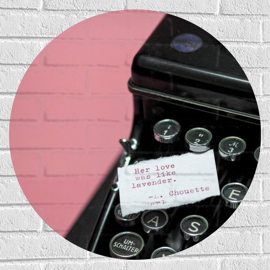 Muursticker Cirkel - Quote op Wit Papier Liggend op Zwarte Vintage Typemachine op Roze Achtergrond - 70x70 cm Foto op Muursticker