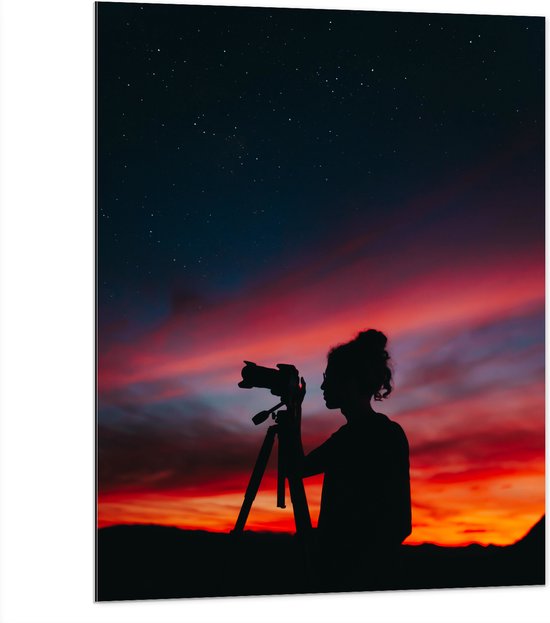 Dibond - Silhouet van Vrouw achter Camera bij Zonsondergang - 75x100 cm Foto op Aluminium (Met Ophangsysteem)