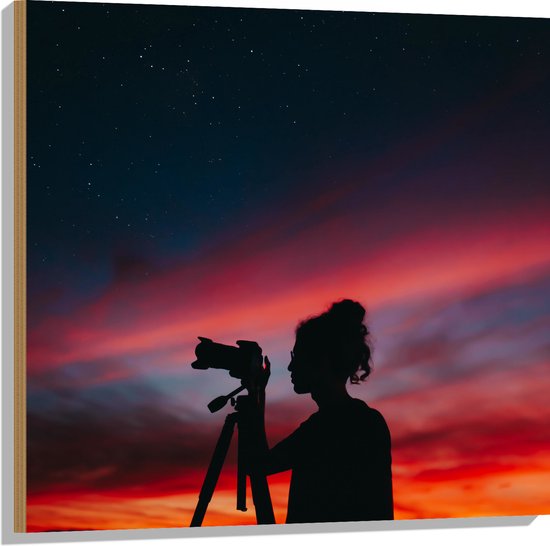 Hout - Silhouet van Vrouw achter Camera bij Zonsondergang - 80x80 cm - 9 mm dik - Foto op Hout (Met Ophangsysteem)