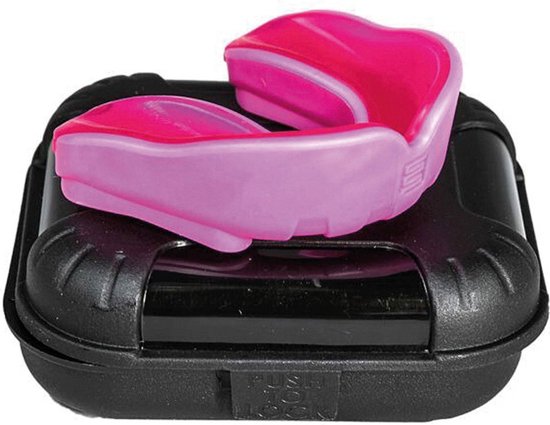 Roze en paarse makura ignis senior bitje in een zwarte bewaarbox.