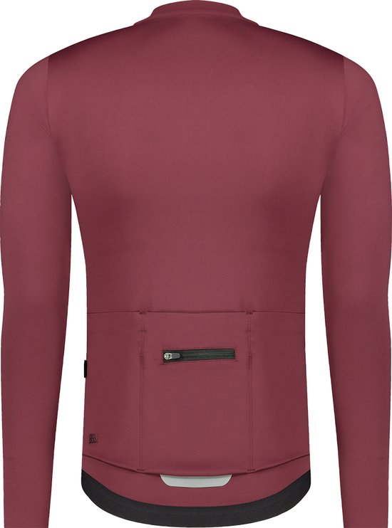 Achterkant van een donkerrood wielershirt met lange mouwen. Met drie zakken, waarvan één met rits en reflecterende strip.