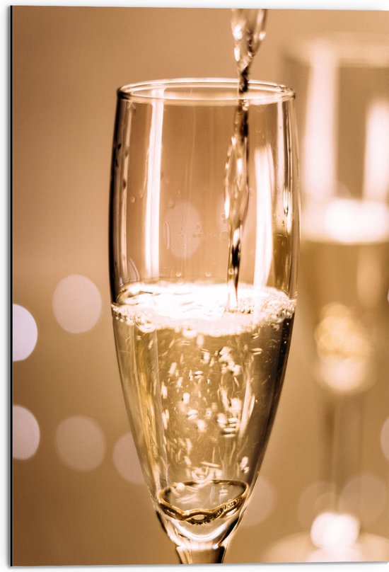 Dibond - Champagne - Drank - Glas - Inschenken - Drinken - Bubbels - 50x75 cm Foto op Aluminium (Wanddecoratie van metaal)