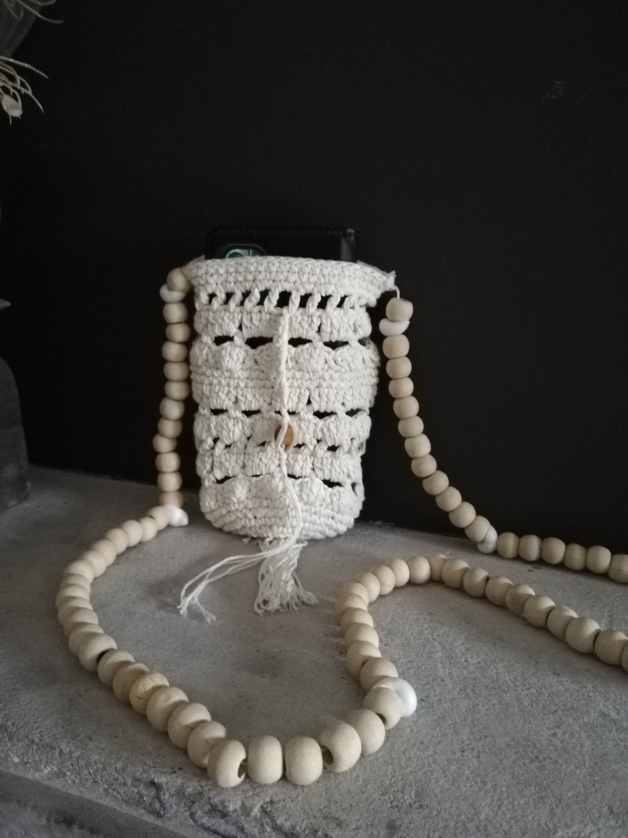 Telefoontasje/ Flestasje gehaakt met houten ketting