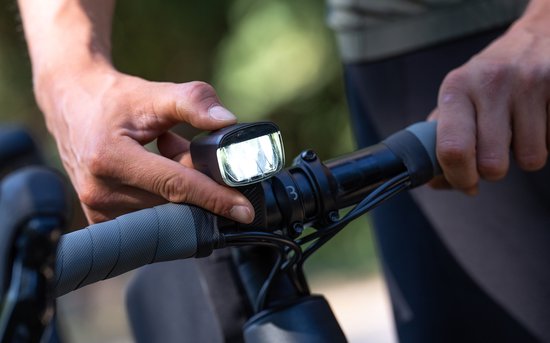 SIGMA SPORT - Aura 80 | Led-fietslicht 80 Lux | StVZO goedgekeurd, accu-aangedreven koplamp SIGMA SPORT - Aura 80 | Led-fietslicht 80 Lux | StVZO goedgekeurd, accu-aangedreven koplamp