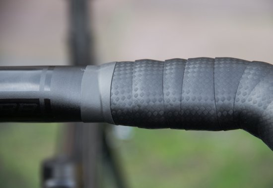 BBB Cycling RaceRibbon Carbon Stuurlint Racefiets - Extra Grip - Stuurtape Zelfklevend - Lengte: 200cm - Dikte: 2.5mm - Incl. Stuurdoppen - Zwart - BHT-04 van BBB Cycling — afbeelding 5