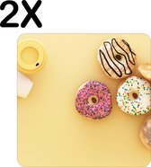 BWK Luxe Placemat - Koffie en Donuts op een Gele Achtergrond - Set van 2 Placemats - 40x40 cm - 2 mm dik Vinyl - Anti Slip - Afneembaar