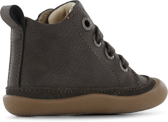Bruine leren veterbootie met bruine zool.