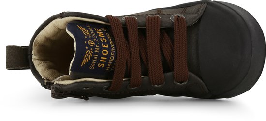Bovenaanzicht van een donkerbruine leren hoge sneaker met bruine veters en label met 'SHOESME'.
