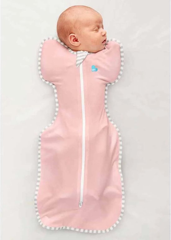 Roze Swaddle Up™ met grijze en witte strepen, met slapende baby.