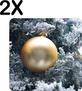 BWK Luxe Placemat - Gouden Kerstbal in besneeuwde Boom - Set van 2 Placemats - 50x50 cm - 2 mm dik Vinyl - Anti Slip - Afneembaar