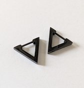 M-apART-oorbellen-chirurgisch-staal-driehoek-vorm-zwart