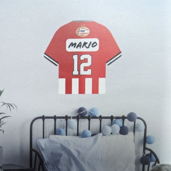 PSV voetbalshirt muursticker met 'MARIO 12' en wit herschrijfbaar vlak. Rood met witte verticale banen.