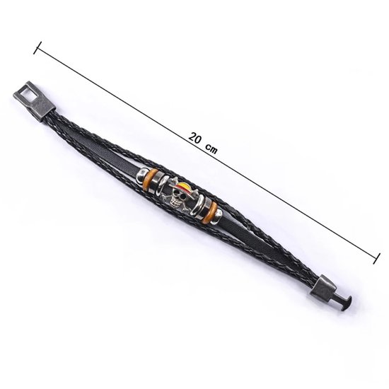 Zwarte gevlochten armband van 20 cm met een One Piece schedelbedel, houten en zilverkleurige kralen.
