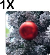BWK Stevige Placemat - Rode Kerstbal in Besneeuwde Boom - Set van 1 Placemats - 40x40 cm - 1 mm dik Polystyreen - Afneembaar