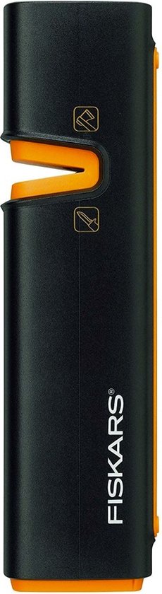 Zwarte Fiskars slijper met oranje rand en V-vormige opening.