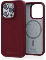 Njord Collections Suede Comfort+ Telefoonhoesje - Geschikt voor iPhone 15 Pro - Gereycled / Duurzaam materiaal - 2M valbescherming - Mag compatibel – Rood