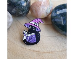 foto van Enamel pin, broche, speldje, verzamelen, kleding versieren, Zwarte kat met hoed en boek
