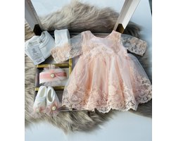 luxe feestjurk-bruidsjurk-Baby jurk-doopjurk -dooppakje-zalmkleur jurk met lange mouwen-onderhemd-haarband-schoentjes-kousenbroek-borduurwerk-new born -geschenkdoos-kraamcadeau-fotoshoot newborn-5 delige set-bloemenmotief-maat 56/62 (0 tem 4 maanden)