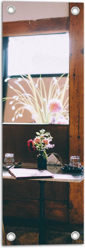 Tuinposter – Plantje op Tafel in Cafeetje - 20x60 cm Foto op Tuinposter (wanddecoratie voor buiten en binnen)