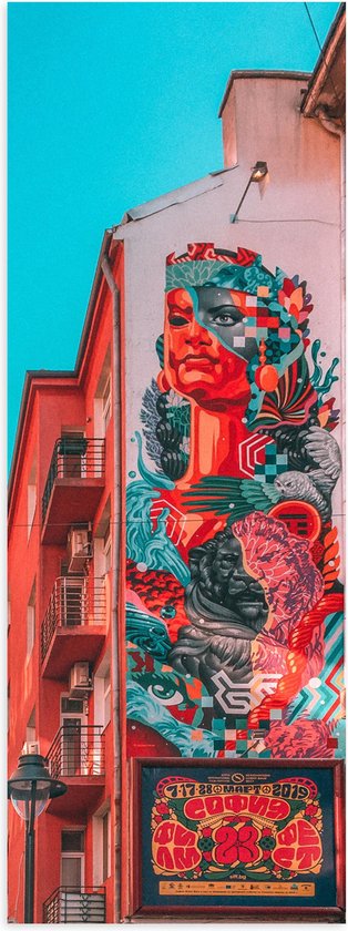 Poster Glanzend – Muurschildering van Vrouw met Bloemen tegen Groot Beige Gebouw - 20x60 cm Foto op Posterpapier met Glanzende Afwerking