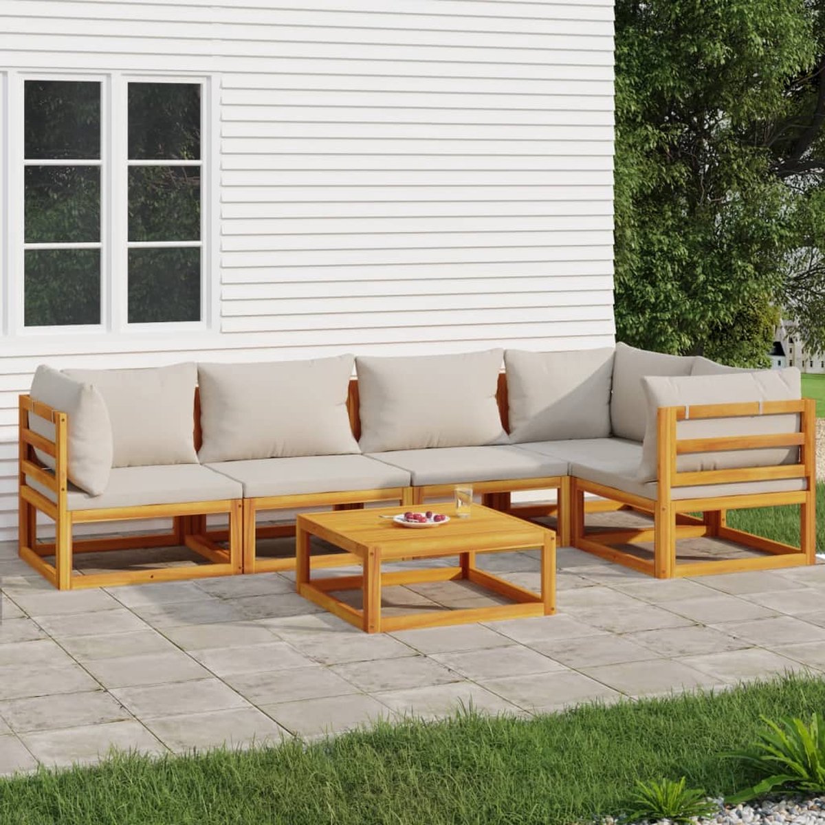 Tuin loungeset met lichtgrijze kussens van acaciahout en massief hout.