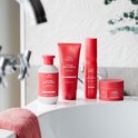 Wella Invigo Color Brilliance producten: shampoo, conditioner, Miracle BB spray en masker, in een badkameromgeving.