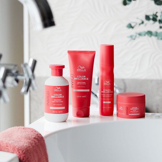 Wella Invigo Color Brilliance producten: shampoo, conditioner, Miracle BB spray en masker, in een badkameromgeving.
