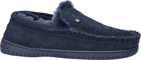 Donkerblauwe suède instapper met blauwe bontvoering en mocassin-stiksels.