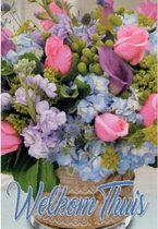 Welkom thuis! Een fleurige kaart met een mand vol verschillende bloemen in allerlei kleuren. Een ontzettend leuke kaart om aan iemand te geven die weer thuis komt. Een dubbele wenskaart inclusief envelop en in folie verpakt.