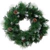 Groene kerstkrans met dennenappels en witte sneeuwdetail.