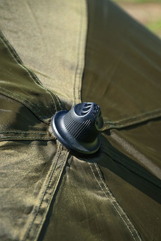Close-up van de top van een olijfgroene visbrolly met een zwarte ventilatiekap.