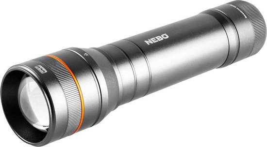 Aluminium zaklamp van het merk NEBO met oranje ring, op witte achtergrond.