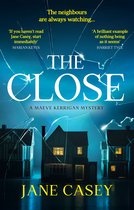 Boek 'The Close' van Jane Casey met een mysterieus huis, gebroken glas en gele tekst.