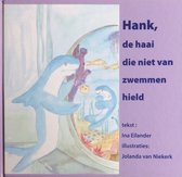 Boek 'Hank, de haai die niet van zwemmen hield'. Een blauwe haai staat naast een rond aquarium met twee vissen en een kwal.