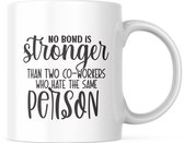 Kantoor Mok met tekst: No bond is stronger than two co workers who hate the same person | Werk Quote | Grappige Quote | Funny Quote | Grappige Cadeaus | Grappige mok | Koffiemok | Koffiebeker | Theemok | Theebeker