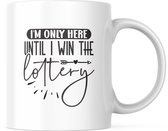 Kantoor Mok met tekst: I'm only here until i win the lottery | Werk Quote | Grappige Quote | Funny Quote | Grappige Cadeaus | Grappige mok | Koffiemok | Koffiebeker | Theemok | Theebeker
