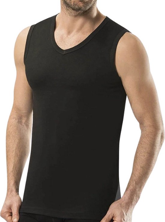 Man met een zwart mouwloos A-shirt met V-hals.