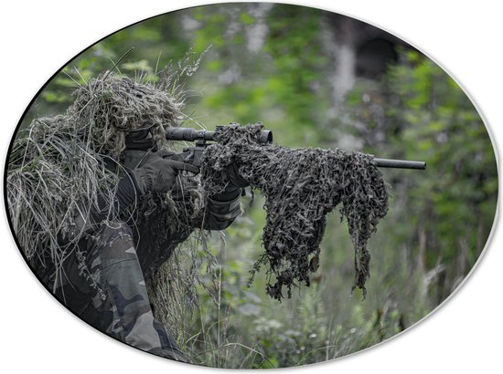Dibond Ovaal - Soldaat in Camouflage Kleding met Geweer in Handen - 40x30 cm Foto op Ovaal (Met Ophangsysteem)