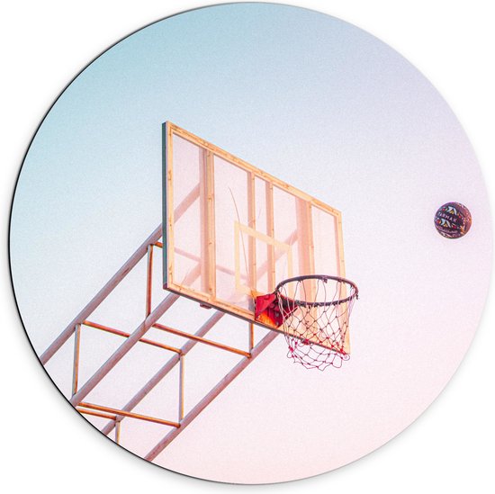 Dibond Muurcirkel - Bal Vallend in Basket onder Blauwe Lucht - 70x70 cm Foto op Aluminium Muurcirkel (met ophangsysteem)