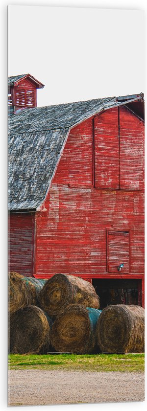 Acrylglas - Hooibalen voor Rode Boerderij - 40x120 cm Foto op Acrylglas (Wanddecoratie op Acrylaat)