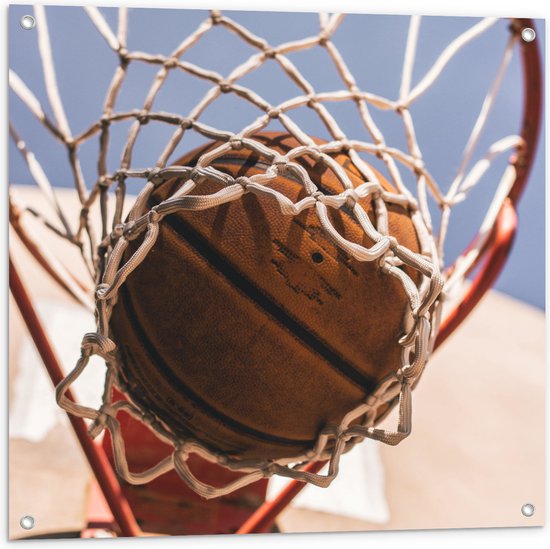 Tuinposter – Basketbal in Basket - 80x80 cm Foto op Tuinposter (wanddecoratie voor buiten en binnen)