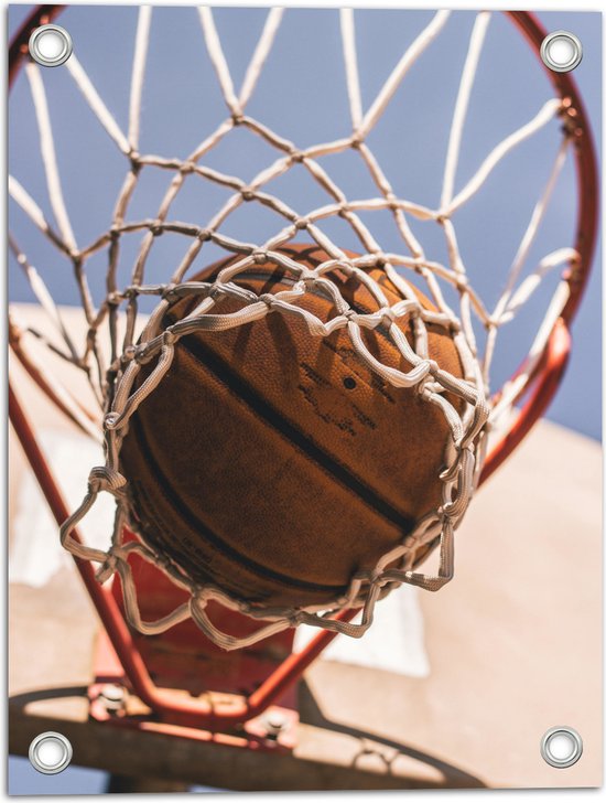 Tuinposter – Basketbal in Basket - 30x40 cm Foto op Tuinposter (wanddecoratie voor buiten en binnen)