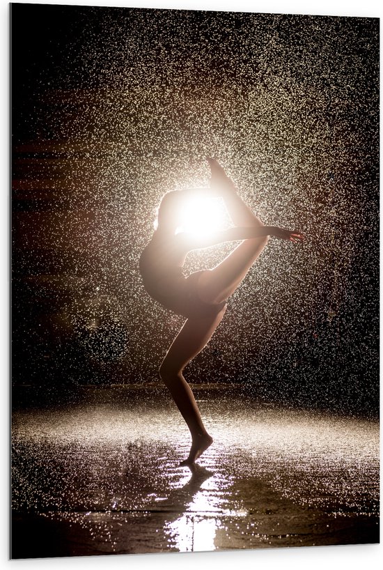 Dibond - Ballerina Danseres in de Regen bij Fel Licht - 80x120 cm Foto op Aluminium (Wanddecoratie van metaal)
