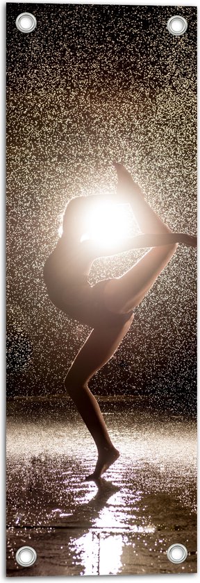 Tuinposter – Ballerina Danseres in de Regen bij Fel Licht - 20x60 cm Foto op Tuinposter (wanddecoratie voor buiten en binnen)